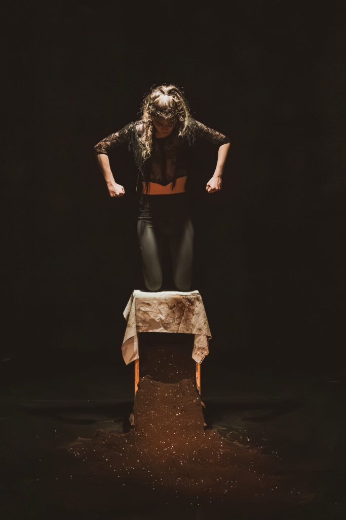 actriz sobre una silla